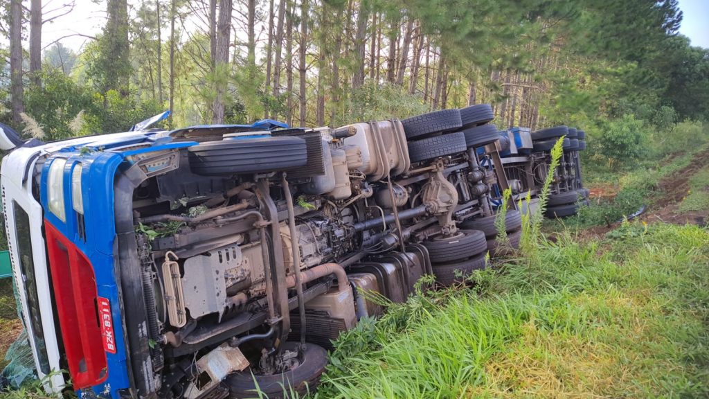 Carreta frigorífica sai da pista e tomba entre Coxilha e Sertão