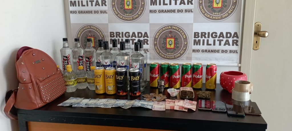 BM apreende drogas e bebidas que seriam arremessadas ao Presídio de Passo Fundo