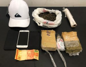 Menor de idade é apreendido com drogas para arremessar no Instituto Penal de Passo Fundo
