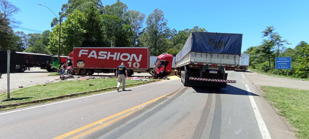 Grave colisão frontal entre carreta e caminhão baú deixa dois feridos na BR-285 em Passo Fundo