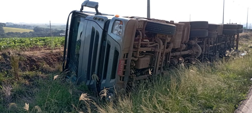 Carreta sai da pista e tomba no trecho Passo Fundo a Marau
