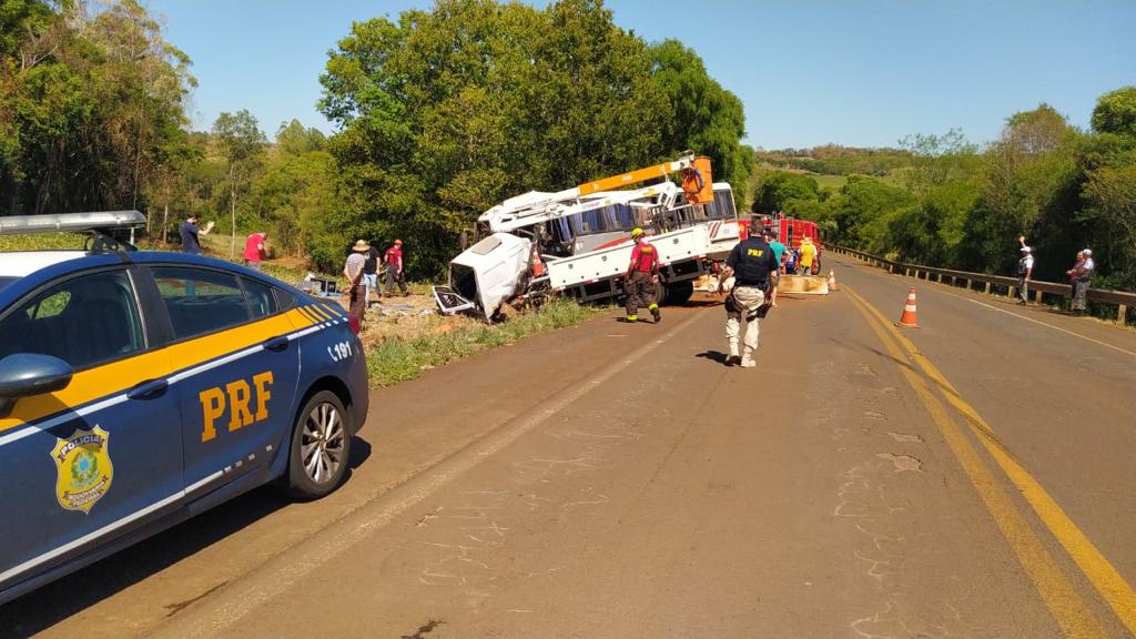 Colisão entre ônibus e caminhão deixa oito pessoas feridas em Guarani das Missões