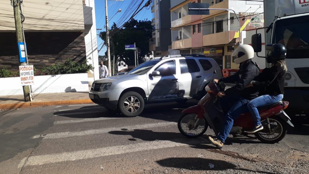 Colisão entre dois veículos deixa danos materiais na Rua Uruguai com Rua Tiradentes