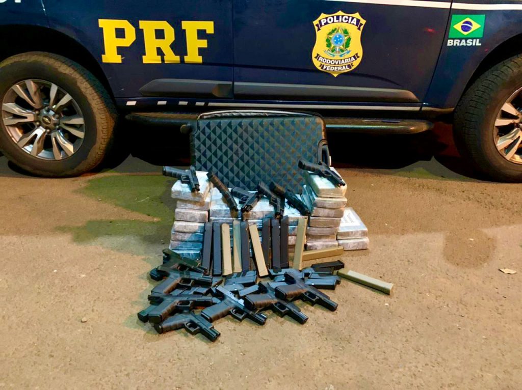 PRF e BM prendem criminoso com cocaína, pistolas automáticas e carregadores