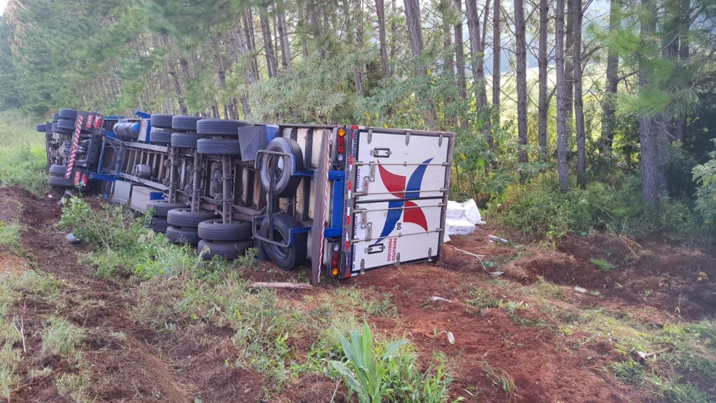 Carreta frigorífica sai da pista e tomba entre Coxilha e Sertão