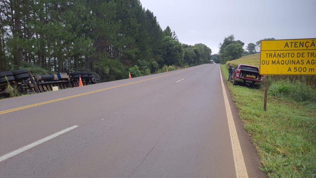 Carreta frigorífica sai da pista e tomba entre Coxilha e Sertão