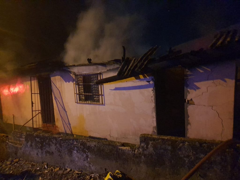 Homem é preso após agredir a mãe e incendiar residência no bairro Petrópolis