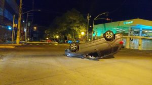 Veículo capota após colisão, no Centro de Passo Fundo