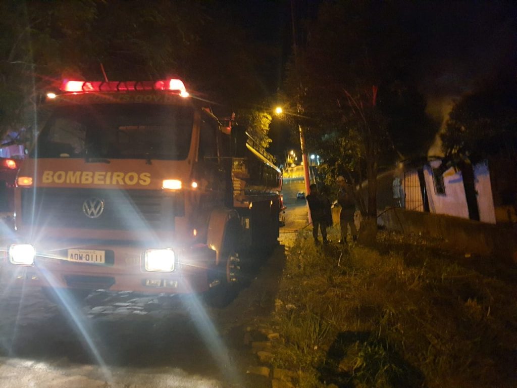 Homem é preso após agredir a mãe e incendiar residência no bairro Petrópolis