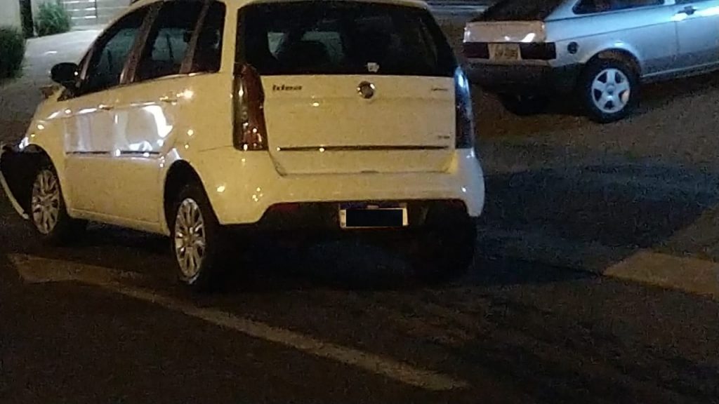 Veículo capota após colisão, no Centro de Passo Fundo