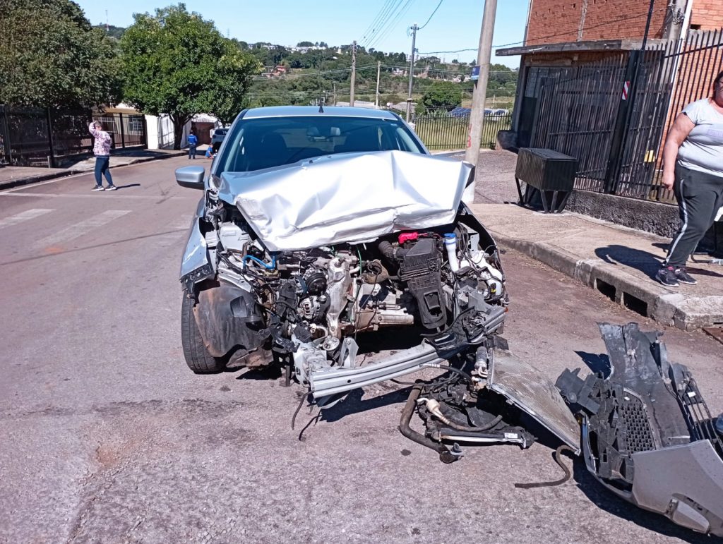 Caminhão invade pátio de residência após carro cortar a preferencial no bairro Nossa Senhora Aparecida