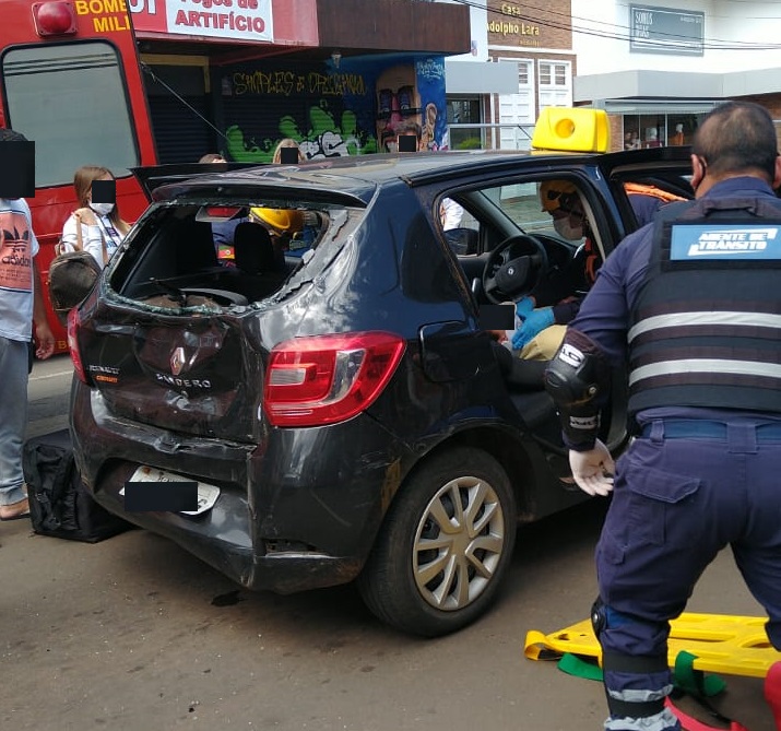 Colisão envolvendo três veículos deixa uma mulher ferida na Avenida Sete de Setembro