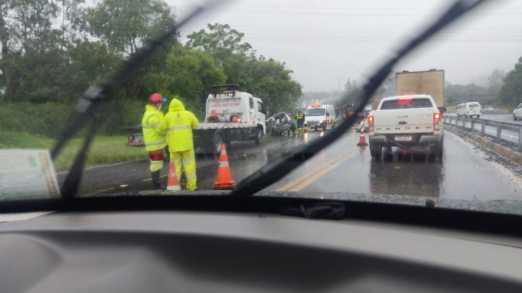 Colisão entre carro e carreta resulta em um óbito e uma ferida em Marques de Souza