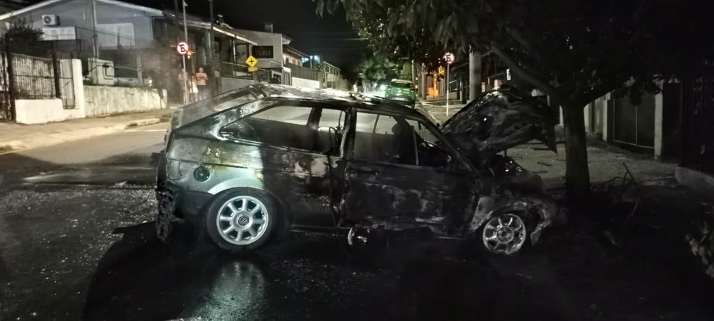 Veículo pega fogo após colisão em árvore, na rua Parobé