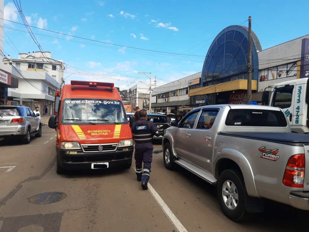 Colisão envolvendo três veículos deixa uma mulher ferida na Avenida Sete de Setembro