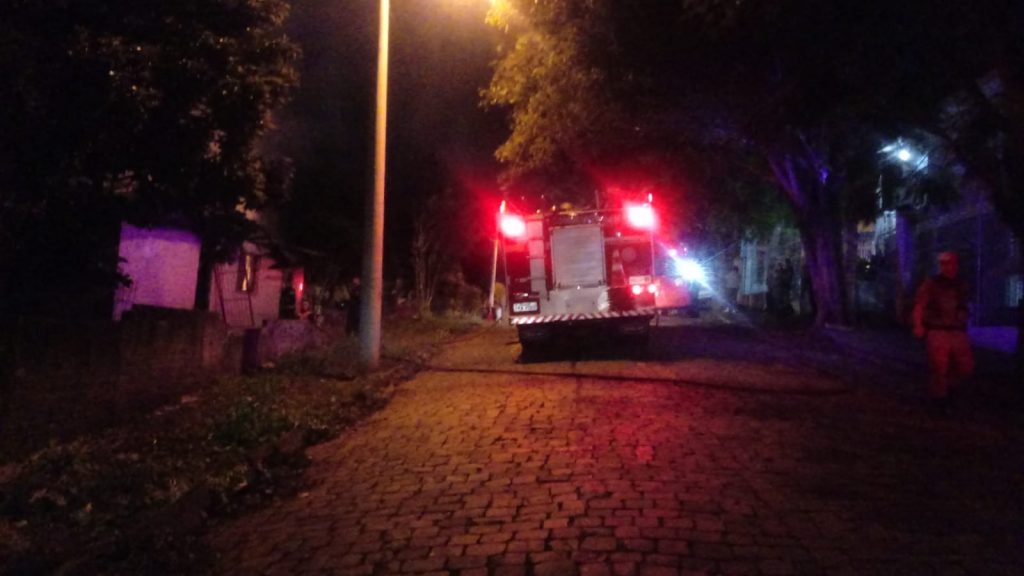 Homem é preso após agredir a mãe e incendiar residência no bairro Petrópolis