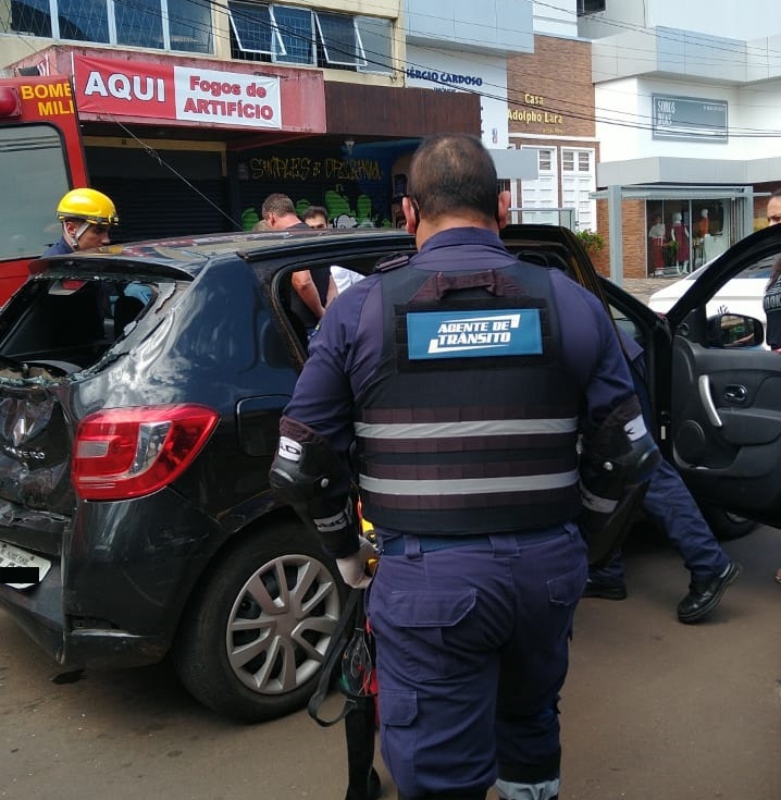 Colisão envolvendo três veículos deixa uma mulher ferida na Avenida Sete de Setembro