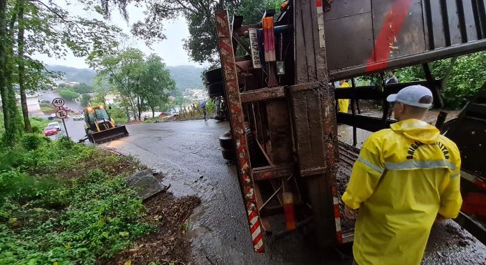 Caminhão carregado de cavalos perde freios e quase causa tragédia em Aratiba
