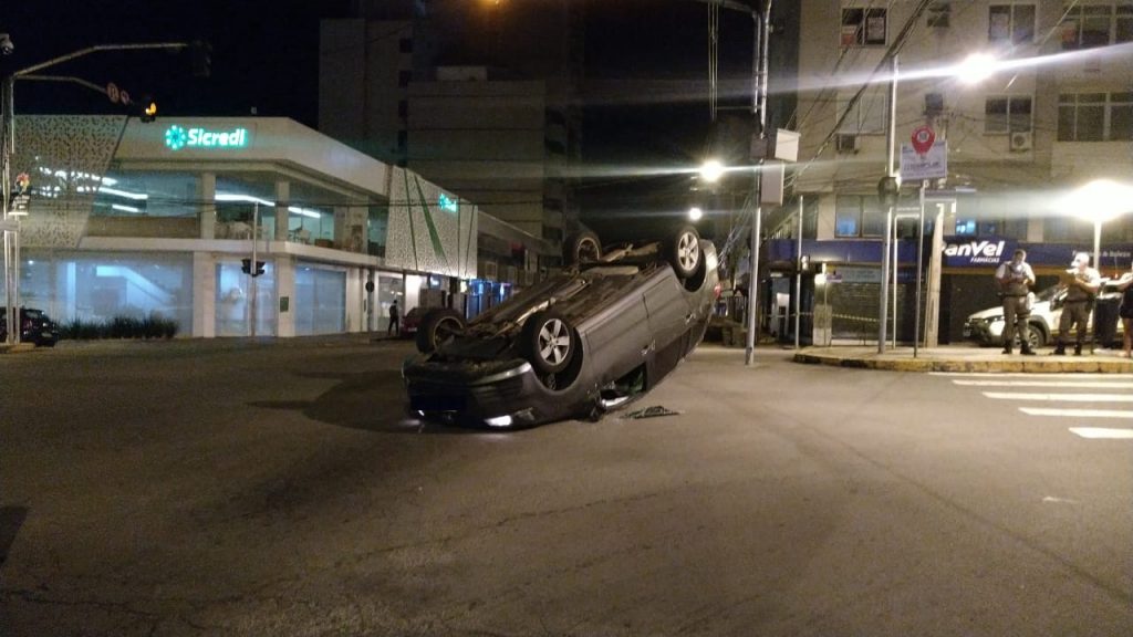 Veículo capota após colisão, no Centro de Passo Fundo