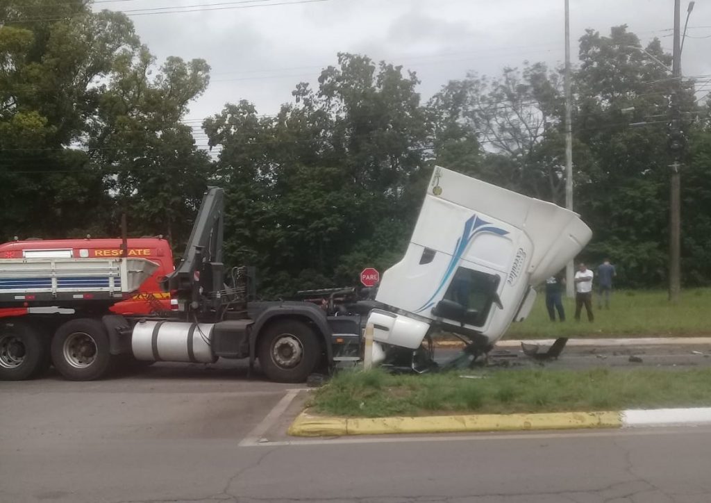 Acidente entre duas carretas deixa um ferido na BR 386 em Carazinho