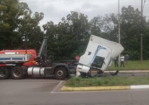 Acidente entre duas carretas deixa um ferido na BR 386 em Carazinho