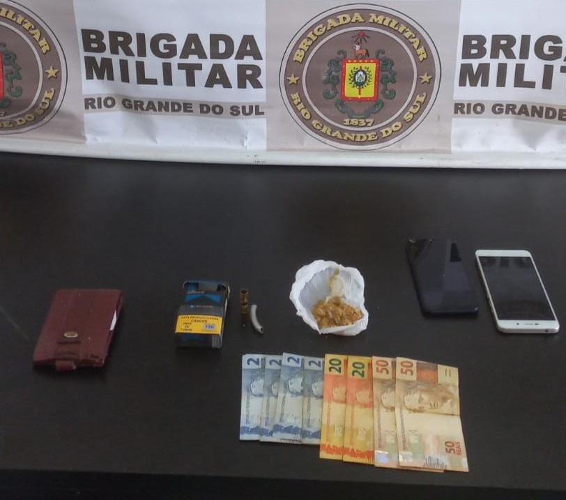 Brigada Militar prende traficantes com pedras de crack no Manoel Corralo