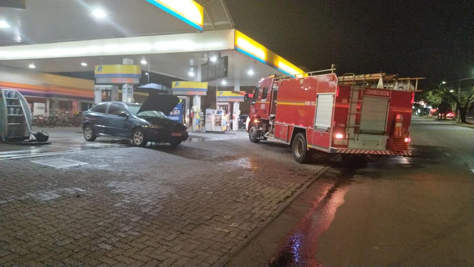 Veículo pega fogo no posto de combustível, na Petrópolis