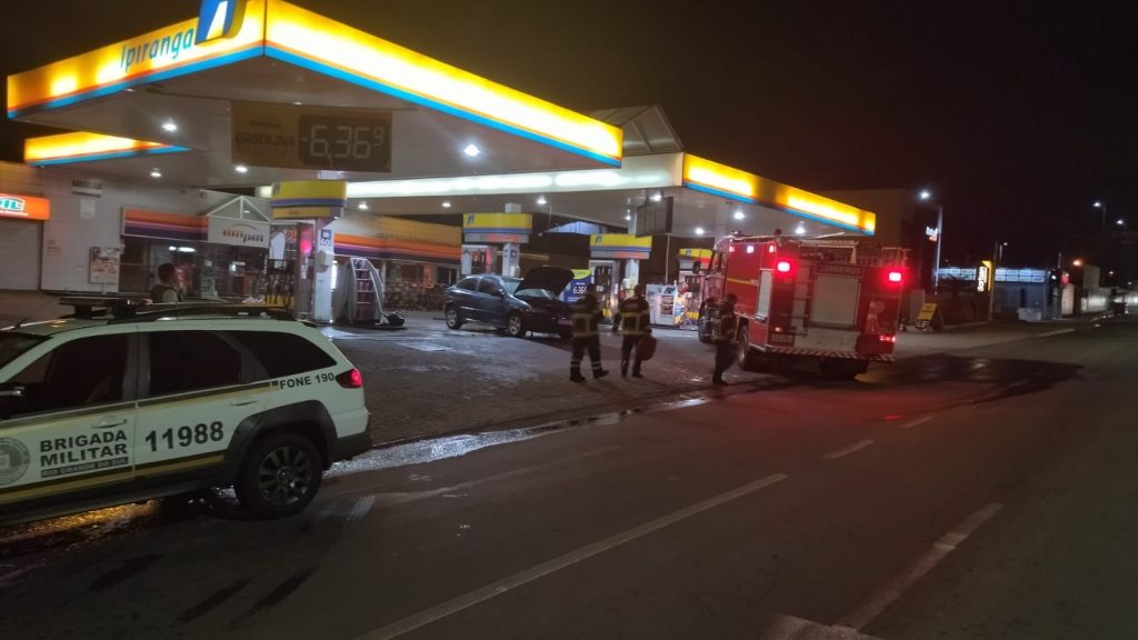 Veículo pega fogo no posto de combustível, na Petrópolis