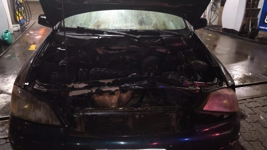 Veículo pega fogo no posto de combustível, na Petrópolis