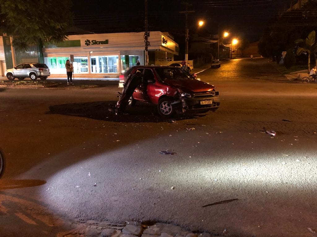 Motociclista fica com fraturas após colisão entre carro e moto na São Cristóvão