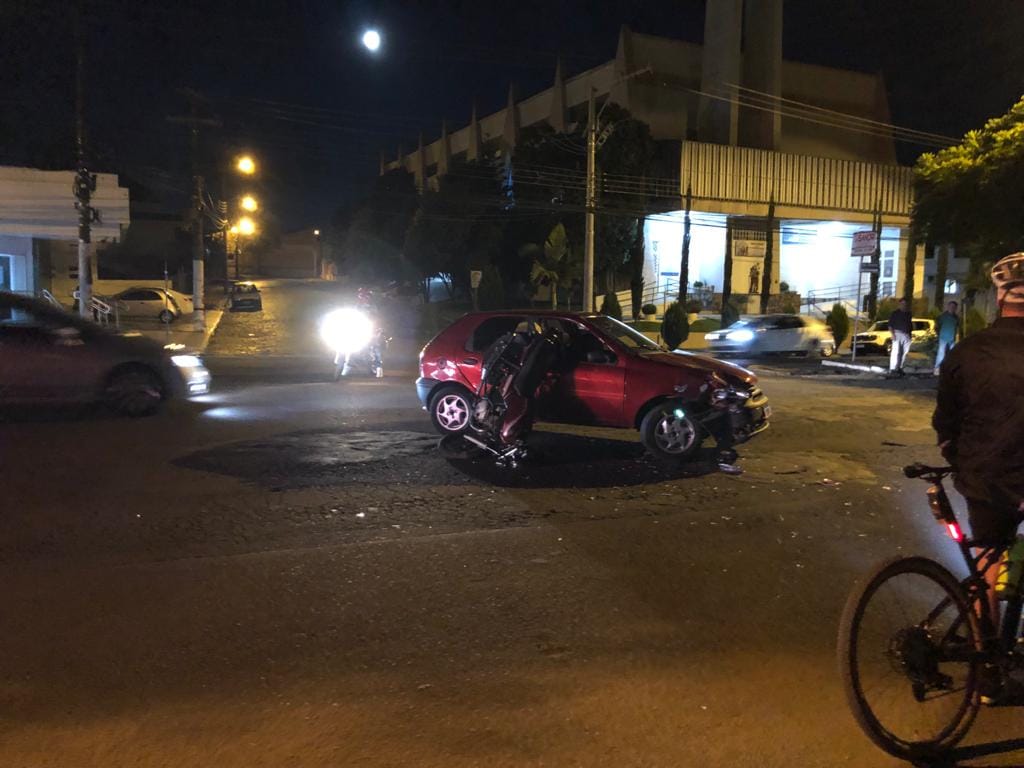 Motociclista fica com fraturas após colisão entre carro e moto na São Cristóvão