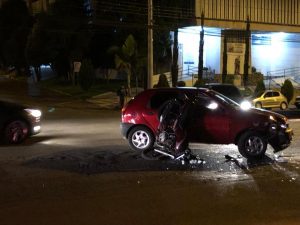 Motociclista fica com fraturas após colisão entre carro e moto na São Cristóvão