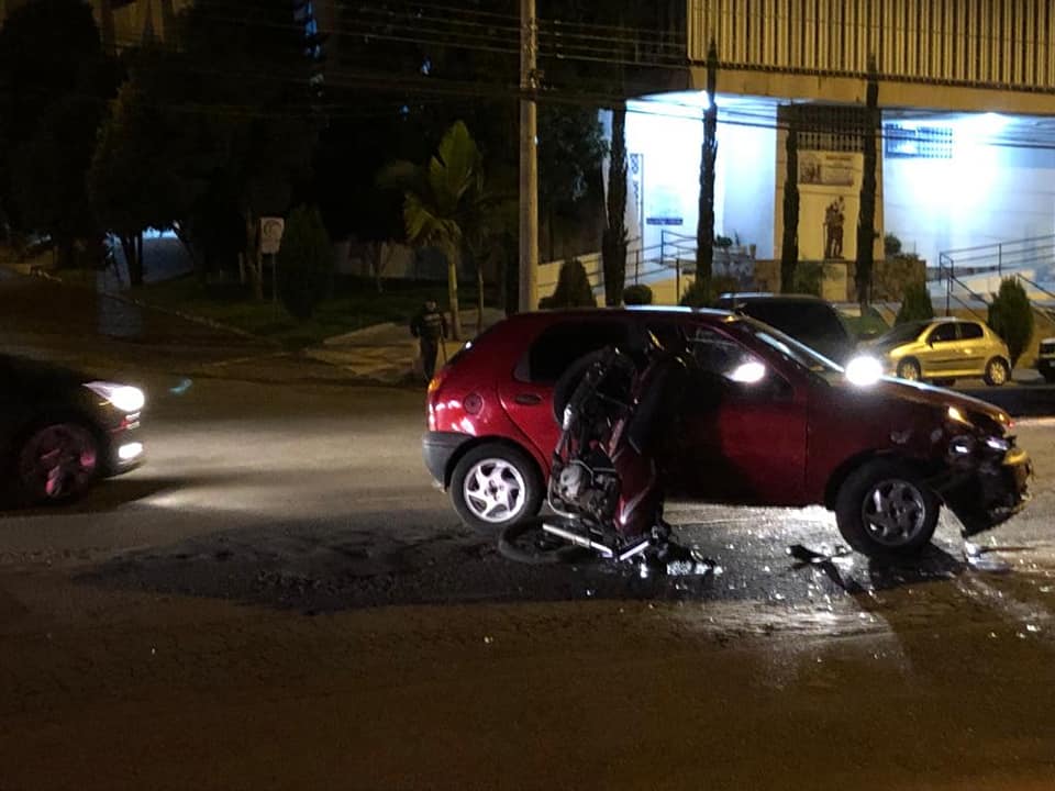 Motociclista fica com fraturas após colisão entre carro e moto na São Cristóvão