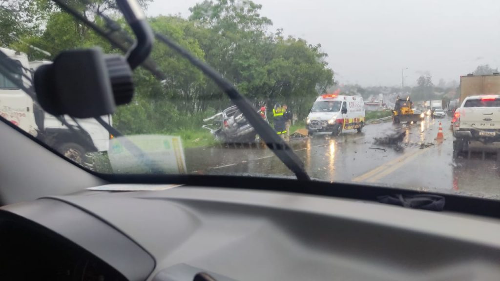 Colisão entre carro e carreta resulta em um óbito e uma ferida em Marques de Souza