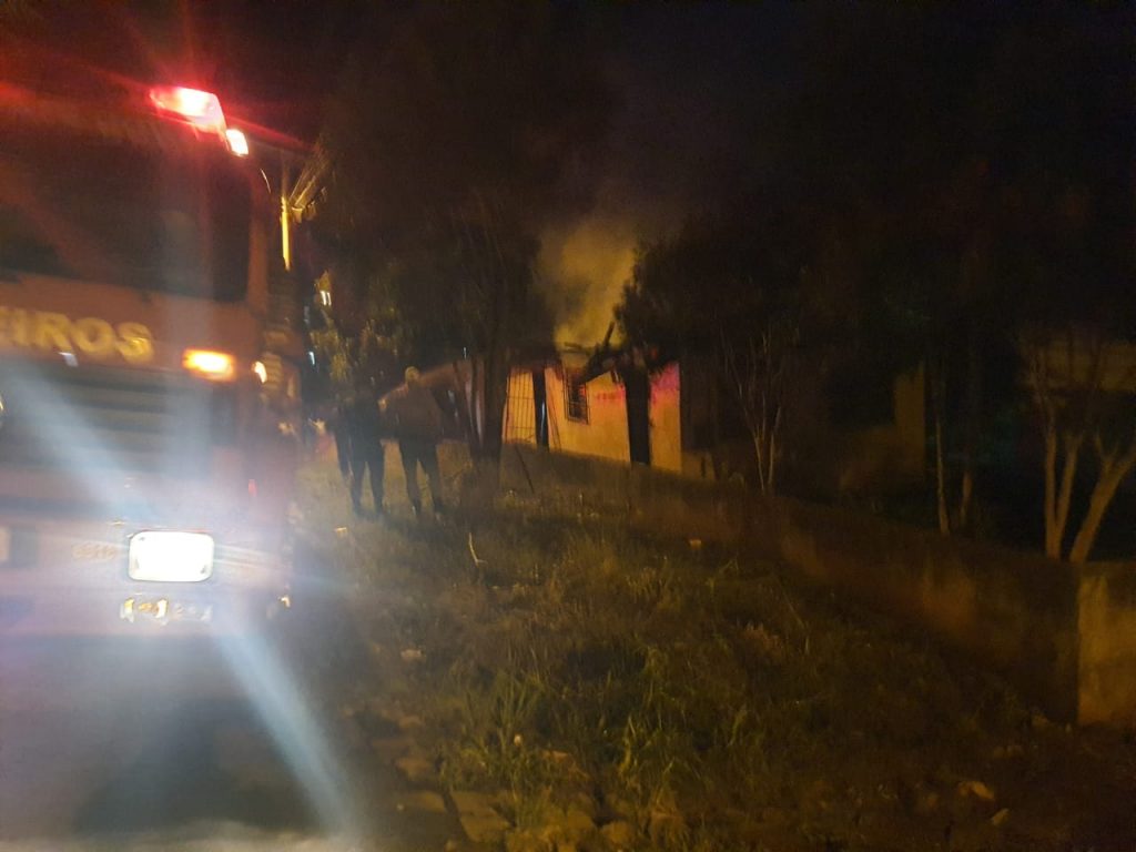 Homem é preso após agredir a mãe e incendiar residência no bairro Petrópolis