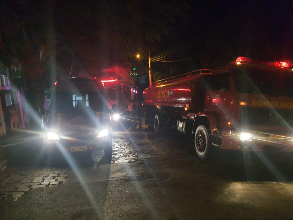 Homem é preso após agredir a mãe e incendiar residência no bairro Petrópolis