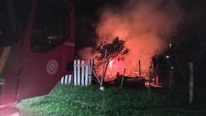 Corpo de Bombeiros Militar atende incêndio em residência na Avenida Cruzeiro do Sul em PF