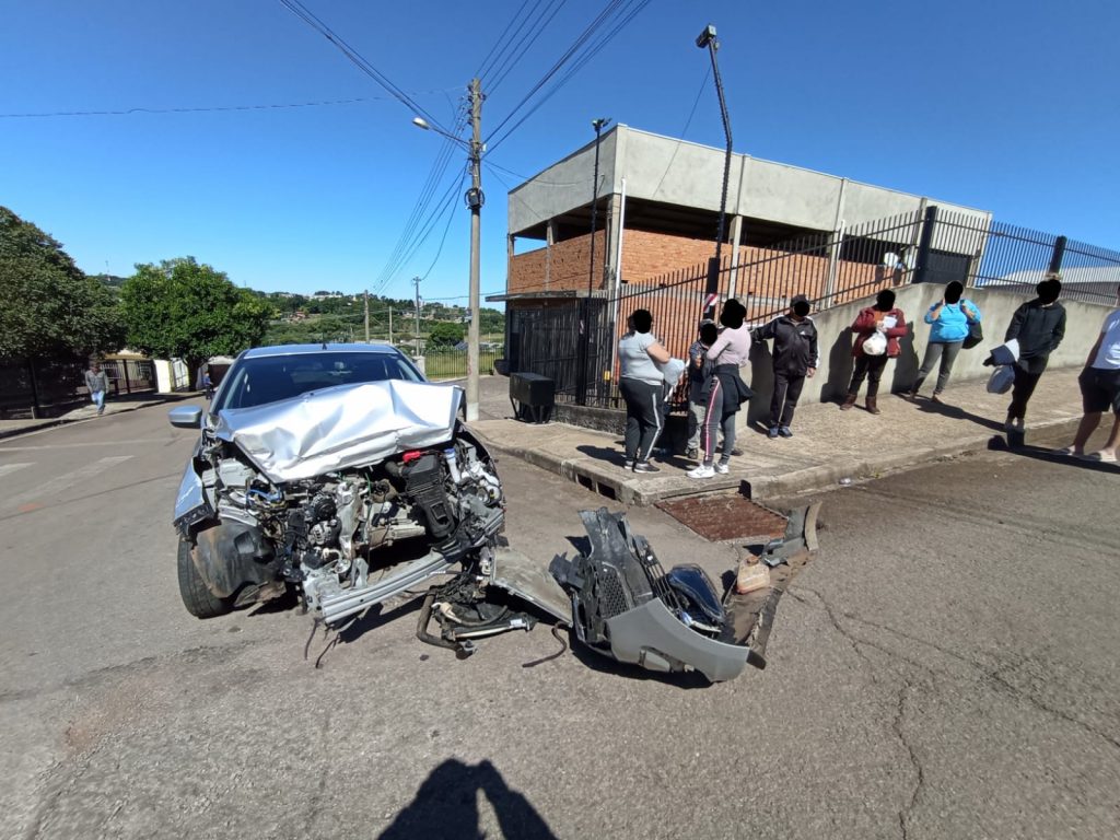 Caminhão invade pátio de residência após carro cortar a preferencial no bairro Nossa Senhora Aparecida