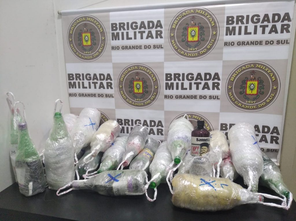 Força Tática prende trio que arremessaria celulares, bebidas e doces no Presídio Regional de Passo Fundo