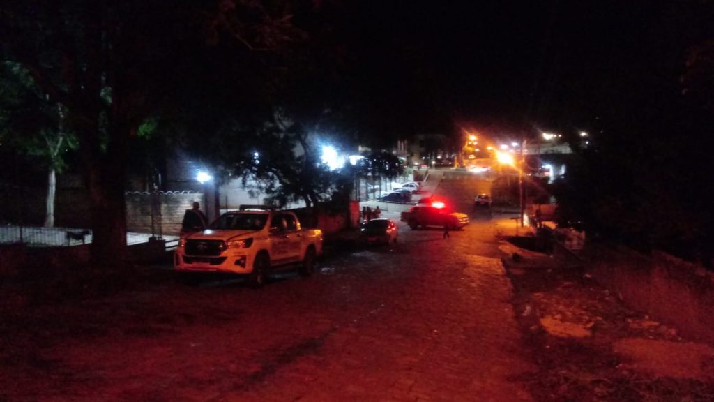 Homem é preso após agredir a mãe e incendiar residência no bairro Petrópolis