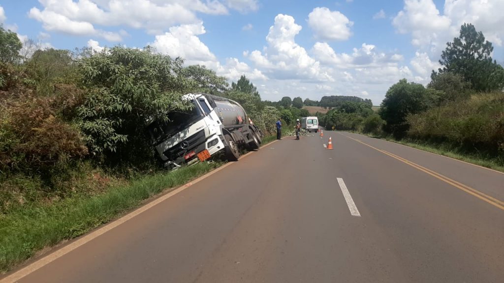Caminhão sai da pista entre Coxilha e Passo Fundo