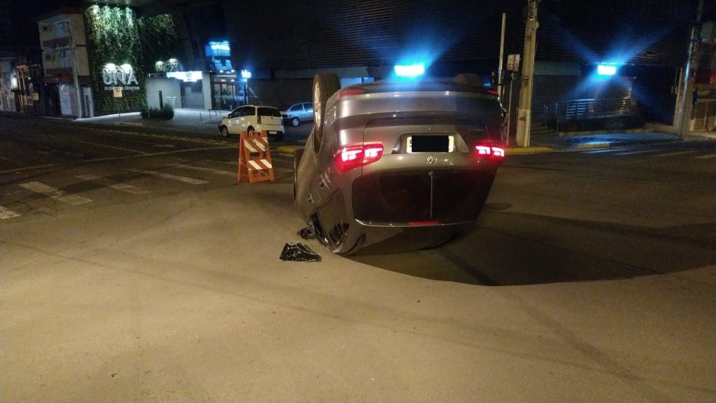 Veículo capota após colisão, no Centro de Passo Fundo