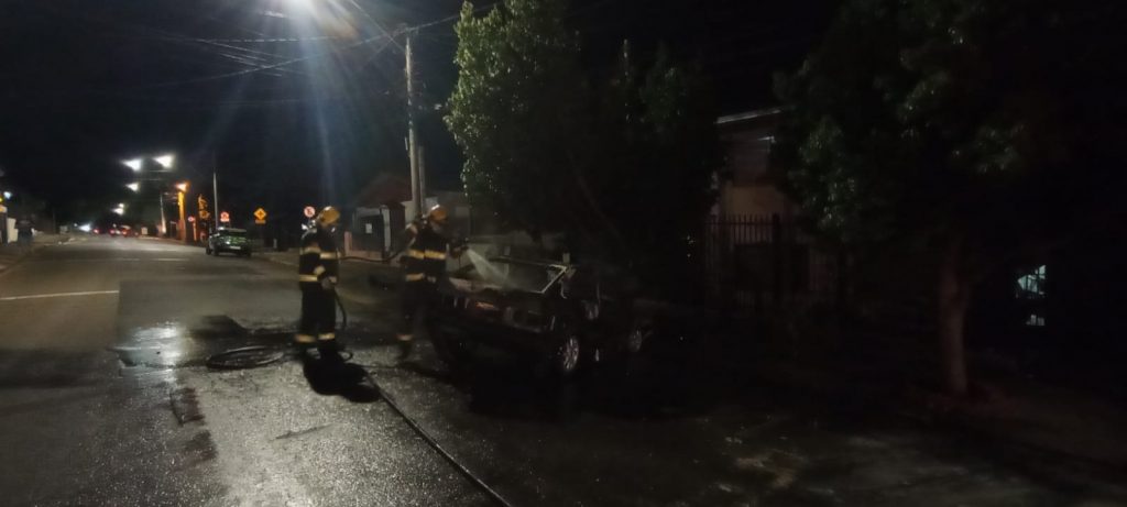 Veículo pega fogo após colisão em árvore, na rua Parobé