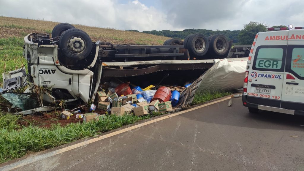 Caminhão sai da pista e capota na ERS-135 entre Coxilha e Sertão