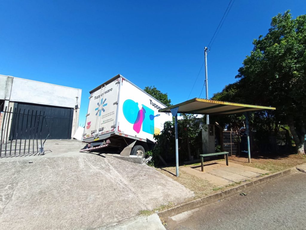 Caminhão invade pátio de residência após carro cortar a preferencial no bairro Nossa Senhora Aparecida