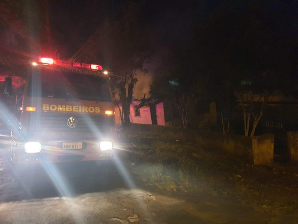 Homem é preso após agredir a mãe e incendiar residência no bairro Petrópolis