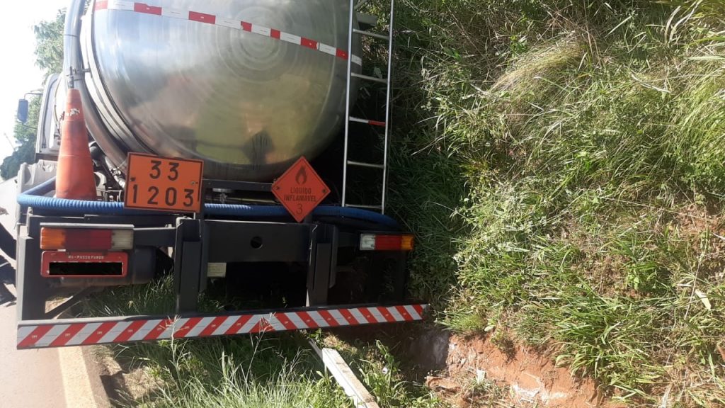 Caminhão sai da pista entre Coxilha e Passo Fundo
