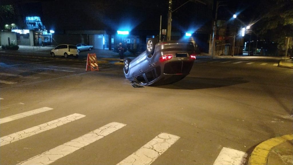 Veículo capota após colisão, no Centro de Passo Fundo