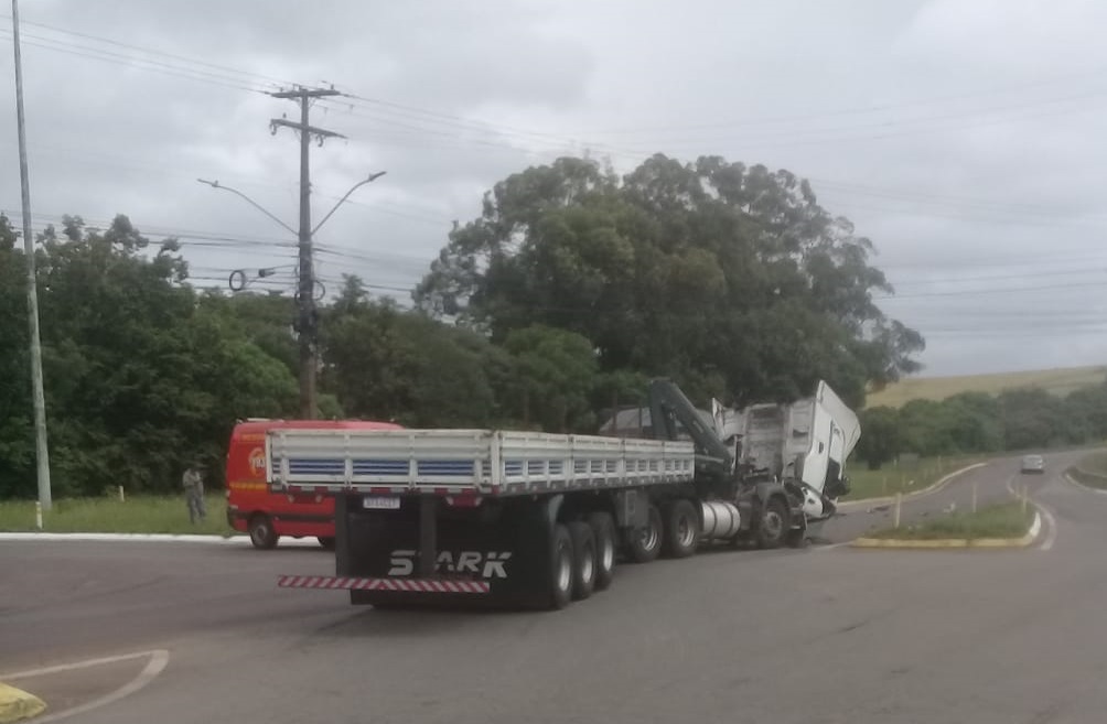 Acidente entre duas carretas deixa um ferido na BR 386 em Carazinho
