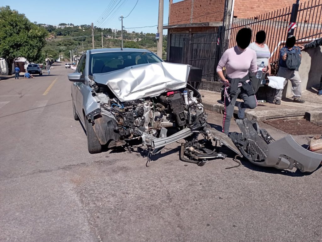 Caminhão invade pátio de residência após carro cortar a preferencial no bairro Nossa Senhora Aparecida